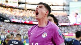 Foto que representa a Orlando Gill, el héroe de Paraguay ante Alemania que vendía su ropa para mantener a su hijo