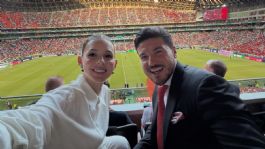 Foto que representa a ¿Y si sí? Mariana Rodríguez se burla de Samuel García y le esconde el jersey del Tri