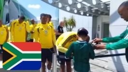 Foto que representa a ¿Quién es Luchito, el pequeño que recibió a la Selección de Sudáfrica en Pachuca?