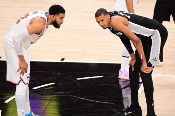 Foto de: Wembanyama falla el tiro decisivo y Knicks amplían su ventaja ante Spurs en Las Finales NBA 2026