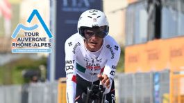 Foto que representa a Isaac del Toro reaparece en el Tour Auvergne-Rhône-Alpes: así terminó la etapa 1