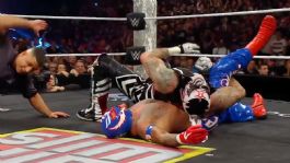 Foto que representa a WWE RAW: Penta vence a la leyenda Rey Mysterio y extiende su reinado en París