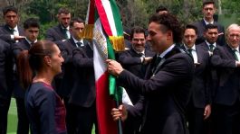 Foto que representa a La emotiva reacción de Guillermo Ochoa tras cargar la Bandera de México previo al Mundial 2026